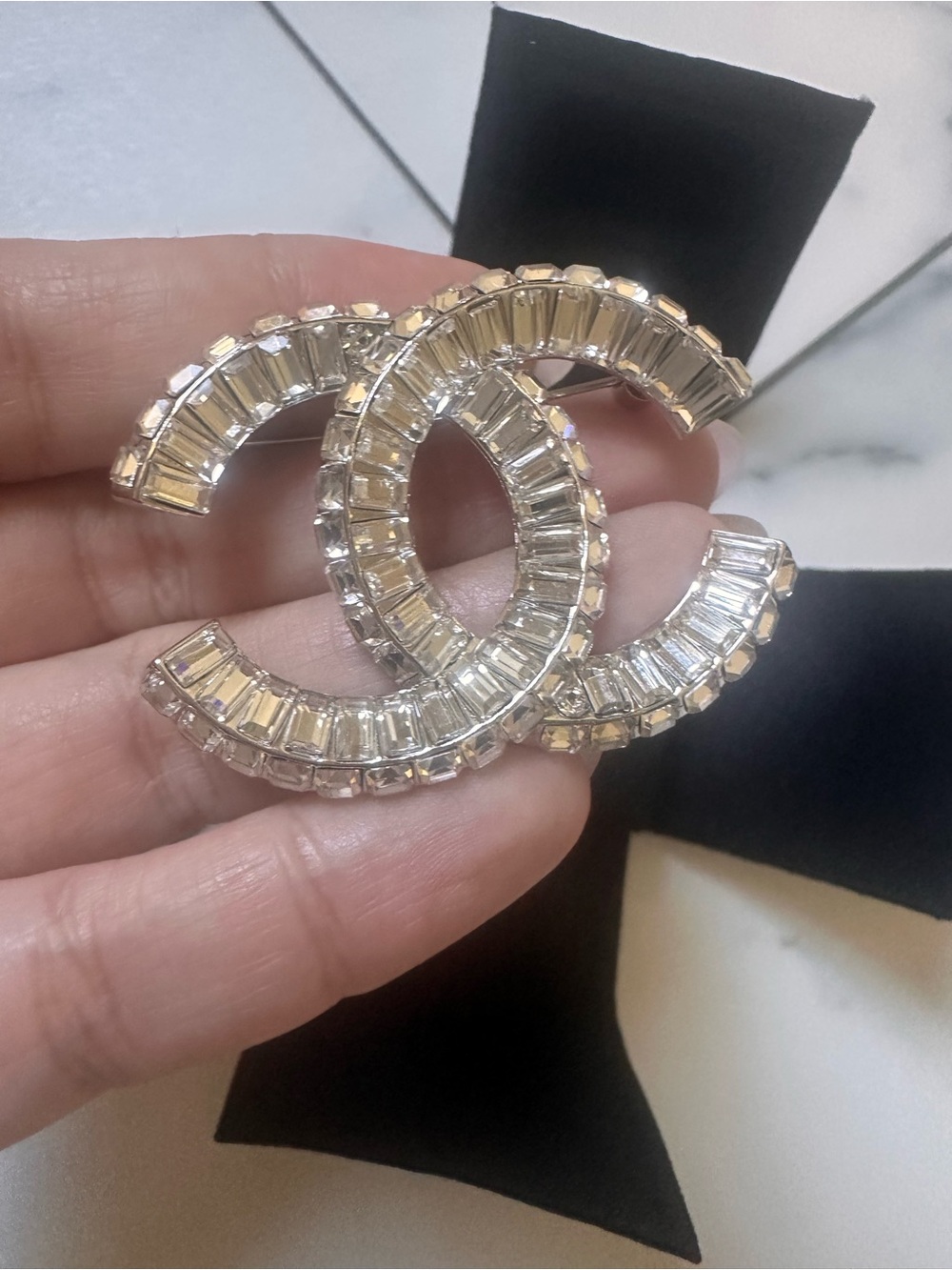 Chanel crystal brooch - Picture 5 of 13